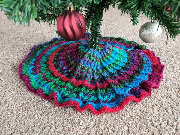 Crochet Christmas Tree Skirt Pattern in 2020 | Christmas tree skirt