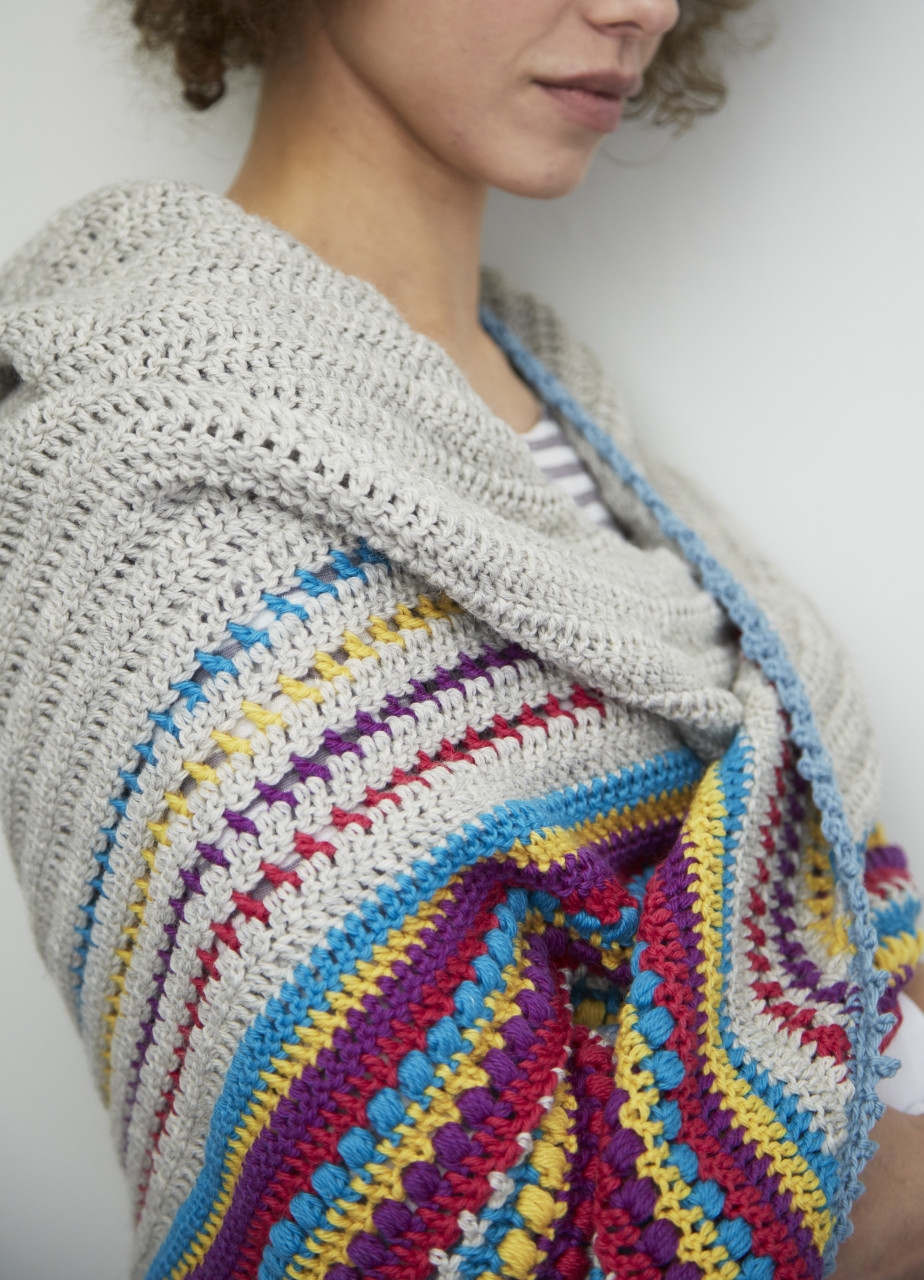 Elegant Crochet Shawl Pattern - trendcrochets.com